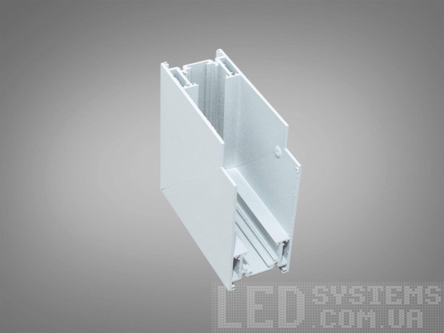 Готовий кутовий з'єднувач треків дозволяє без додаткових складнощів отримати естетичне надійне з'єднання треків.
При переході трекової системи з гіпсокартонної основи на штробу, &nbsp;рекомендуємо використовувати сполучні елементи для гіпсокартонних систем. При продовженні лінії живлення за сполучним елементом необхідно використовувати гнучкі з'єднувачі, які ви можете вибрати в розділі &laquo;Комплектуючі для магнітної трекової системи.
Завдяки використанню стандартного профілю для системи 48в, можна комбінувати треки та світильники різних виробників в одній системі.