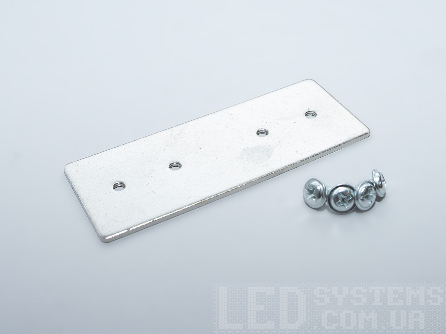 Применяется для соединения в стык элементов шинопровода.