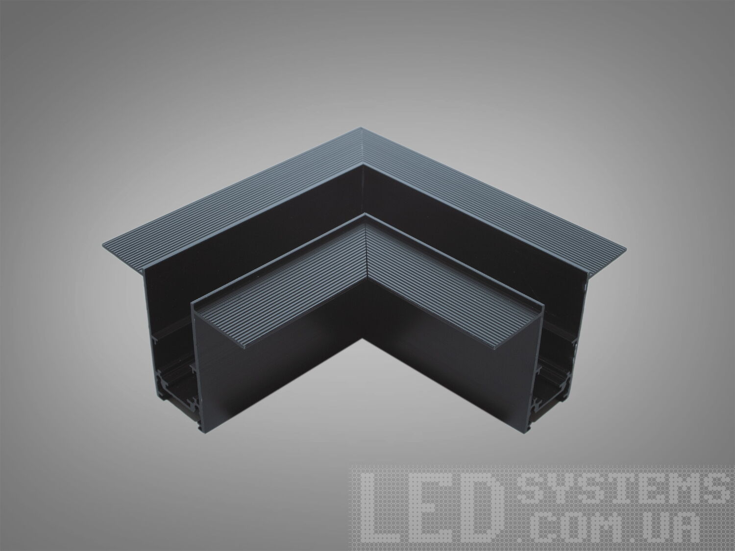 Готовий кутовий елемент (з'єднувач) треків дозволяє без додаткових складнощів отримати естетичне з'єднання треків.
При продовженні лінії живлення за сполучним елементом, необхідно використовувати гнучкі з'єднувачі, які ви можете вибрати в розділі &laquo;Комплектуючі для магнітної трекової системи&raquo;.
Завдяки використанню стандартного профілю для системи 48в, можна комбінувати треки та світильники різних виробників в одній системі.