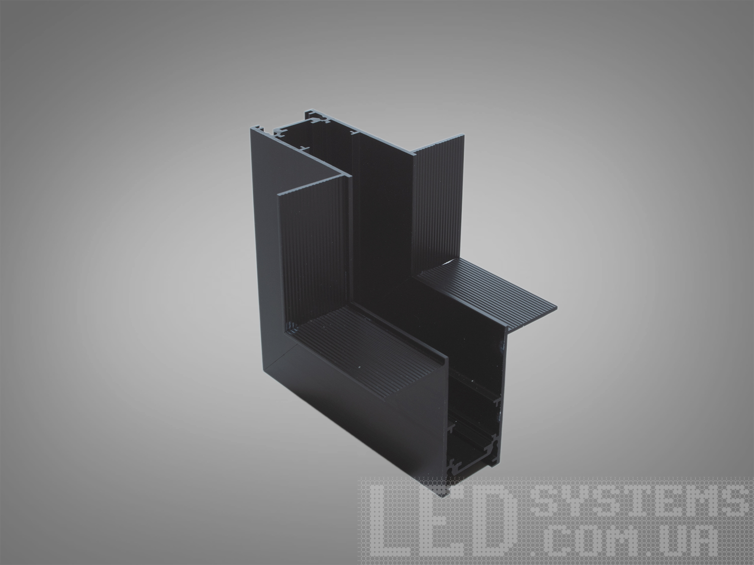 Готовий кутовий з'єднувач треків дозволяє без додаткових складнощів отримати естетичне надійне з'єднання треків.
При переході трекової системи з гіпсокартонної основи на штробу, &nbsp;рекомендуємо використовувати сполучні елементи для гіпсокартонних систем. При продовженні лінії живлення за сполучним елементом необхідно використовувати гнучкі з'єднувачі, які ви можете вибрати в розділі &laquo;Комплектуючі для магнітної трекової системи.
Завдяки використанню стандартного профілю для системи 48в, можна комбінувати треки та світильники різних виробників в одній системі.