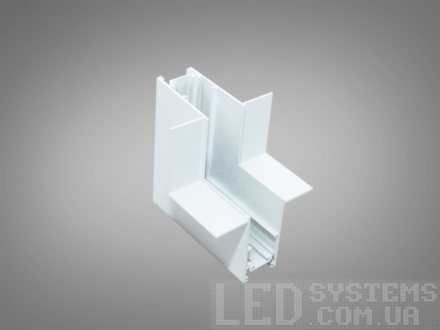 Готовий кутовий з'єднувач треків&nbsp;дозволяє без додаткових складнощів отримати естетичне надійне з'єднання треків.
При переході трекової системи з гіпсокартонної основи на штробу, &nbsp;рекомендуємо використовувати сполучні елементи для гіпсокартонних систем. При продовженні лінії живлення за сполучним елементом необхідно використовувати гнучкі з'єднувачі, які ви можете вибрати в розділі &laquo;Комплектуючі для магнітної трекової системи.
Завдяки використанню стандартного профілю для системи 48в, можна комбінувати треки та світильники різних виробників в одній системі.