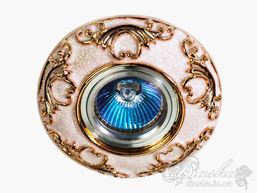 Цей вишуканий гіпсовий точковий світильник випромінює класичну красу та розкіш. За допомогою тонко відточених ліпних деталей, що обрамляють MR16 лампу, цей світильник додає неповторного шарму та витонченості до будь-якого класичного інтер'єру. Він не лише освітлює простір, але й слугує як декоративний елемент, що підкреслює елегантність розеток, багетів чи інших ліпних елементів.
Користуючись перевагами LED технології, такий світильник є не лише красивим, але й економічним рішенням, забезпечуючи тривалий термін служби та знижене споживання енергії. Великий вибір ламп дозволяє адаптувати освітлення до індивідуальних потреб та стилів інтер'єру, від теплого і затишного до яскравого і функціонального.
Установка такого світильника не вимагає складних конструкційних змін чи великих вкладень, а простота заміни ламп робить його зручним у повсякденному використанні. Це освітлювальний прилад, який поєднує в собі незмінну класику та інноваційну технологію, додаючи кожному простору нотки розкоші та елегантності.
При використанні світлодіодних або галогенових ламп на напругу 12В необхідно використання трансформатора.