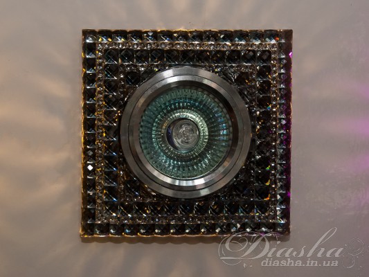 Зазвичай точкові світильники призначаються для підвісних стель і для підсвічування різних ніш або робочої поверхні. Конструктивно точковий світильник складається з двох частин: видимої - декоративної та вбудованої - функціональною. Функціональна частина світильників складається з каркаса, куди вставляється джерело світла та кріпиться декоративна частина, а також затискачів, які призначені для кріплення світильника до стелі. Різноманітність декоративної частини точкових світильників&nbsp;дозволяє зробити Ваш інтер'єр неповторним. Головні якості сучасних точкових світильників - це рівномірне освітлення всього приміщення з можливістю акцентування необхідних деталей інтер'єру. 
Для оптових покупців відпускається лише ящиками по 50 шт. 
Лампа і трансформатор в комплект не входять.