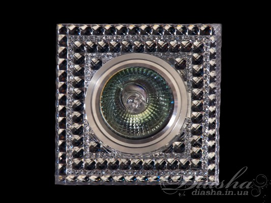 Зазвичай точкові світильники призначаються для підвісних стель і для підсвічування різних ніш або робочої поверхні. Конструктивно точковий світильник складається з двох частин: видимої - декоративної та вбудованої - функціональною. Функціональна частина світильників складається з каркаса, куди вставляється джерело світла та кріпиться декоративна частина, а також затискачів, які призначені для кріплення світильника до стелі. Різноманітність декоративної частини точкових світильників&nbsp;дозволяє зробити Ваш інтер'єр неповторним. Головні якості сучасних точкових світильників - це рівномірне освітлення всього приміщення з можливістю акцентування необхідних деталей інтер'єру. 
Для оптових покупців відпускається лише ящиками по 50 шт. 
Лампа і трансформатор в комплект не входять.