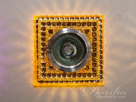 Зазвичай точкові світильники призначаються для підвісних стель і для підсвічування різних ніш або робочої поверхні. Конструктивно точковий світильник складається з двох частин: видимої - декоративної та вбудованої - функціональною. Функціональна частина світильників складається з каркаса, куди вставляється джерело світла та кріпиться декоративна частина, а також затискачів, які призначені для кріплення світильника до стелі. Різноманітність декоративної частини точкових світильників&nbsp;дозволяє зробити Ваш інтер'єр неповторним. Головні якості сучасних точкових світильників - це рівномірне освітлення всього приміщення з можливістю акцентування необхідних деталей інтер'єру. 
Для оптових покупців відпускається лише ящиками по 50 шт. 
Лампа і трансформатор в комплект не входять.