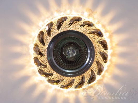 Зазвичай точкові світильники призначаються для підвісних стель і для підсвічування різних ніш або робочої поверхні. Конструктивно точковий світильник складається з двох частин: видимої - декоративної та вбудованої - функціональною. Функціональна частина світильників складається з каркаса, куди вставляється джерело світла та кріпиться декоративна частина, а також затискачів, які призначені для кріплення світильника до стелі. Різноманітність декоративної частини точкових світильників&nbsp;дозволяє зробити Ваш інтер′єр неповторним. Головні якості сучасних точкових світильників - це рівномірне освітлення всього приміщення з можливістю акцентування необхідних деталей інтер′єру. 
Для оптових покупців відпускається лише ящиками по 50 шт. 
Лампа і трансформатор в комплект не входять.