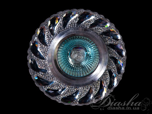 Зазвичай точкові світильники призначаються для підвісних стель і для підсвічування різних ніш або робочої поверхні. Конструктивно точковий світильник складається з двох частин: видимої - декоративної та вбудованої - функціональною. Функціональна частина світильників складається з каркаса, куди вставляється джерело світла та кріпиться декоративна частина, а також затискачів, які призначені для кріплення світильника до стелі. Різноманітність декоративної частини точкових світильників&nbsp;дозволяє зробити Ваш інтер'єр неповторним. Головні якості сучасних точкових світильників - це рівномірне освітлення всього приміщення з можливістю акцентування необхідних деталей інтер'єру. 
Для оптових покупців відпускається лише ящиками по 50 шт. 
Лампа і трансформатор в комплект не входять.