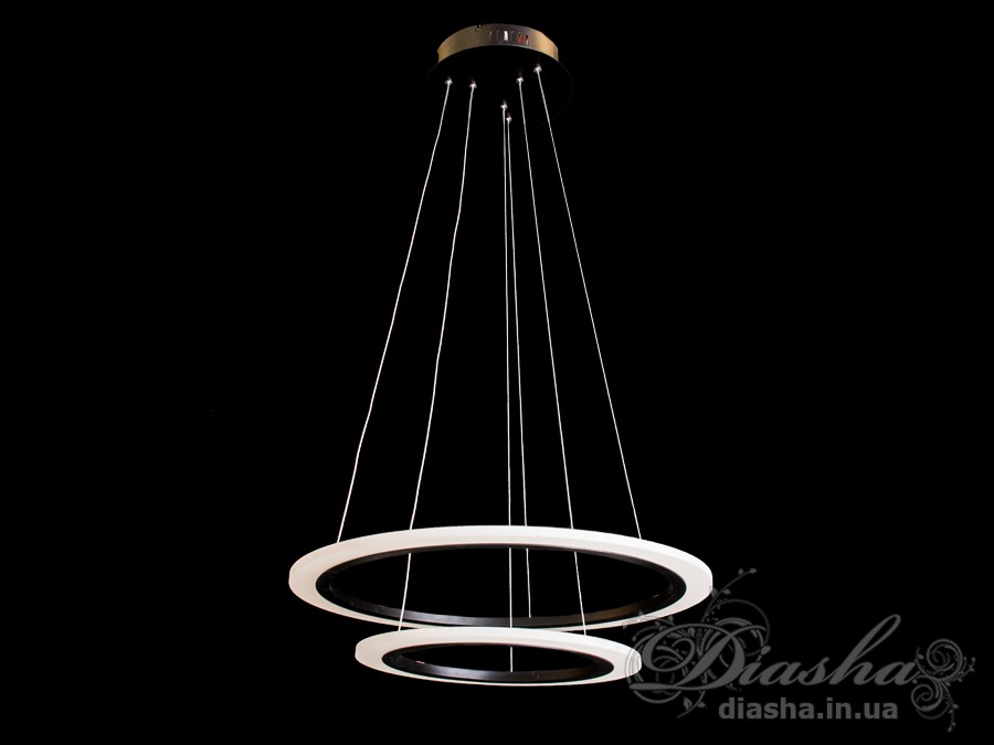 Перед Вами зовсім нове і незвичайне виконання плафонів, що обрамляють LED лампи. Така люстра запросто підійде під будь-який інтер'єр - класичний, сучасний і навіть у стилі &laquo;хай-тек&raquo;. Її головна прикраса і перевага - світлодіодне підсвічування. Воно має наступні режими: перелив - плавний перехід синій-рожевий-червоний-рожевий-синій, зміна кольорів - синій-рожевий-червоний горять за вибором від 1 до 5 секунд, а також зупинений колір. Все управління світлодіодами проводиться за допомогою однієї кнопки на пульті.
До того ж, світлодіодне підсвічування можна використовувати у якості нічного освітлення - адже світлодіоди, на відміну від всіх інших типів освітлювальних приладів, не мерехтять, мають низьке тепловиділення, завдяки чому пожежобезпечні і практично вся спожита енергія перетворюється в світло, що є конкретною економією. Ця люстра запросто створить у Вашій квартирі будь-яке освітлення - від яскравої феєрії свята до таємничої напівтемряви.
Люстра оснащена блоком живлення світлодіодних ламп, пультовим керуванням, світлодіодним підсвічуванням, порежимним включенням.