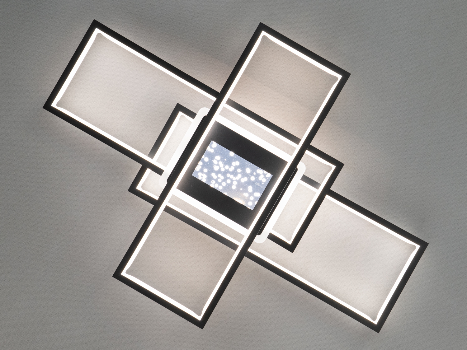 Стельова LED люстра в спальню з пультом – це унікальний світильник із виразною геометричною композицією, який гармонійно поєднує суворі лінії та плавне освітлення. Його продумана форма і стильний контраст кольору роблять цей світильник ефектним елементом інтерєру.