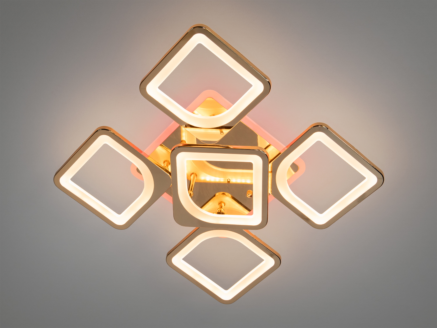 Стильна LED люстра у спальню з диммером, з LED підсвічуванням, з пультом підходить на площу приміщення приблизно 12кв.м.
Світлодіодна люстра має кілька режимів: холодний 6000К, нейтральний 4100К, теплий 3200К, кольорове підсвічування, суміщений режим &ndash; будь-яке основне світло плюс будь-який колір світлодіодного підсвічування. Регулювання яскравості люстри від 5 до 100% відбувається за допомогою пульта дистанційного керування, що входить до комплекту.
Люстра світить яскраво, але не сліпить за рахунок матеріалу &ndash; акрилу, до того ж цей матеріал дуже міцний &ndash; його важко зашкодити. Застосовується для невеликого залу, вітальні, кухні, спальні, їдальні, дитячої, тому що відсутні елементи, що б'ються. Кріпиться до стель будь-якого типу універсальним кріпленням-на планку.