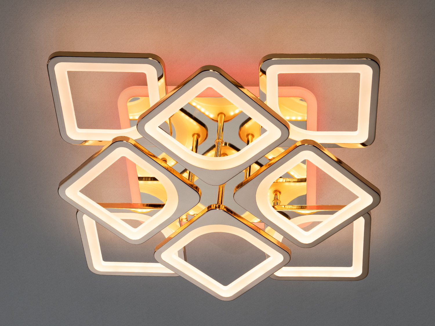 Світлодіодна люстра Diasha серії 8060 в золоті на 165W, підходить для сучасного інтер′єру, з пультом і диммером.