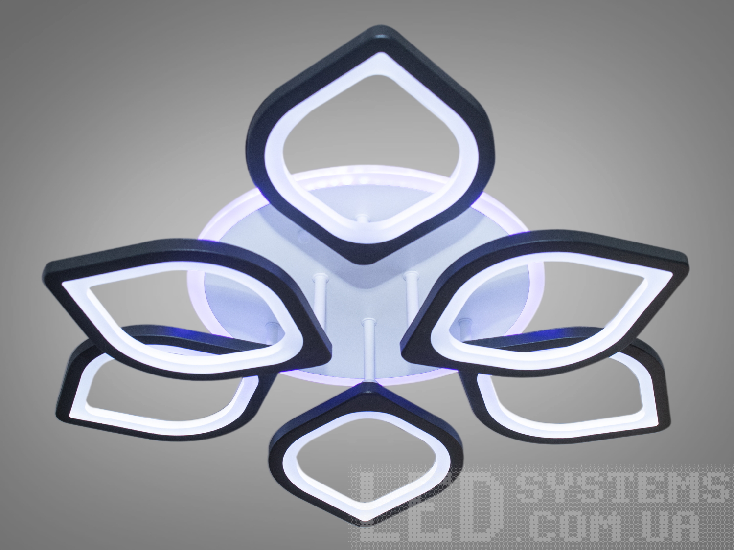 Невелика LED люстра в зал з підсвічуванням, з пультом, диммером підходить на площу приміщення приблизно 16кв.м.
Світлодіодна люстра має кілька режимів: холодний 6400К, нейтральний 4500К, теплий 2700К, включення-вимикання, кольорове підсвічування. Люстра має електронний димер, що дозволяє регулювати яскравість люстри від 5% до 100% за допомогою пульта, що входить до комплекту.
Люстра світить яскраво, але не сліпить рахунок матеріалу - акрилу, до того ж цей матеріал дуже міцний - його важко пошкодити. Підходить для зали, вітальні, дитячої, спальні. Ще однією незаперечною перевагою цієї світлодіодної люстри для дитячої кімнати є відсутність скляних елементів.
Кріпиться до підвісних, натяжних і звичайних стель.