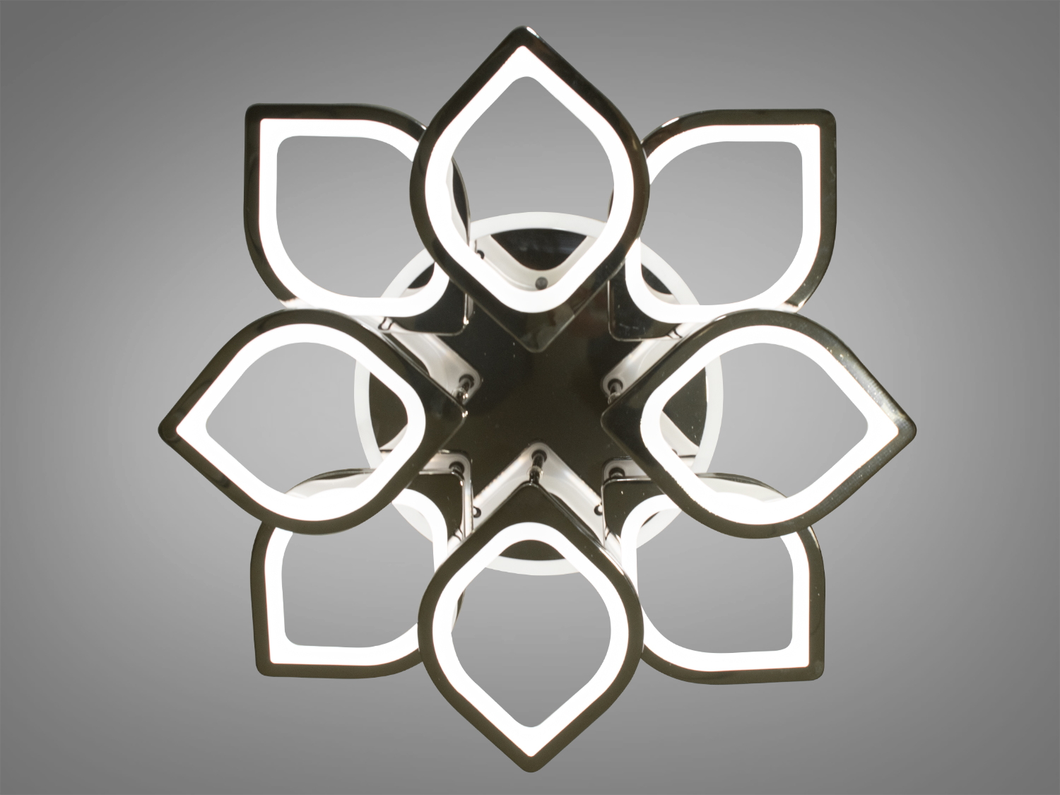 Стельова LED люстра з пультом, з підсвічуванням LED, з димером підходить на площу приміщення приблизно 18кв.м. Застосовується також для зали, вітальні, кухні, спальні, їдальні, дитячої, оскільки відсутні елементи, що б'ються. Люстра світить яскраво, але не сліпить за рахунок матеріалу &ndash; акрилу, до того ж цей матеріал дуже міцний &ndash; його важко зашкодити.
Світлодіодна люстра має кілька режимів: холодний 6000К, нейтральний 4100К, теплий 3200К, кольорове підсвічування, суміщений режим &ndash; будь-яке основне світло плюс будь-який колір світлодіодного підсвічування. Регулювання яскравості люстри від 5 до 100% відбувається за допомогою пульта дистанційного керування, що входить до комплекту.
Універсальне кріплення на монтажну планку підходить для підвісних, натяжних та звичайних стель.