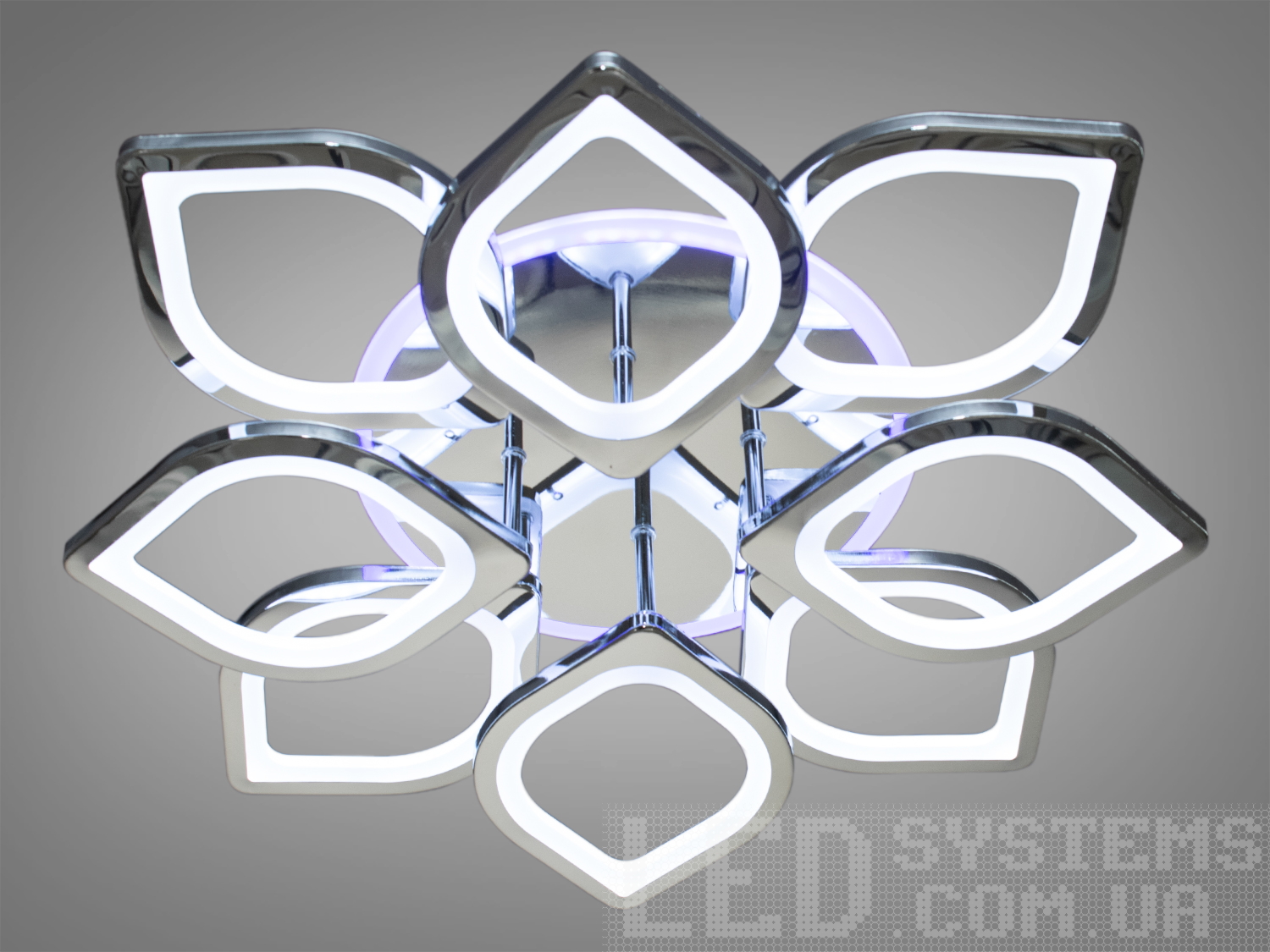 LED люстра у вітальню з пультом, з диммером, з LED підсвічуванням, підходить на площу приміщення приблизно 20 кв.м.
Світлодіодна люстра має кілька режимів: холодний 6400К, нейтральний 4500К, теплий 2700К, кольорове підсвічування, суміщений режим &ndash; будь-яке основне світло плюс будь-який колір світлодіодного підсвічування. Регулювання яскравості люстри від 5 до 100% відбувається за допомогою пульта дистанційного керування, що входить до комплекту.
Люстра світить яскраво, але не сліпить за рахунок матеріалу &ndash; акрилу, до того ж цей матеріал дуже міцний &ndash; його важко зашкодити. Застосовується для невеликого залу, вітальні, кухні, спальні, їдальні, дитячої, тому що відсутні елементи, що б'ються. Кріпиться до підвісних, натяжних, звичайних стель.