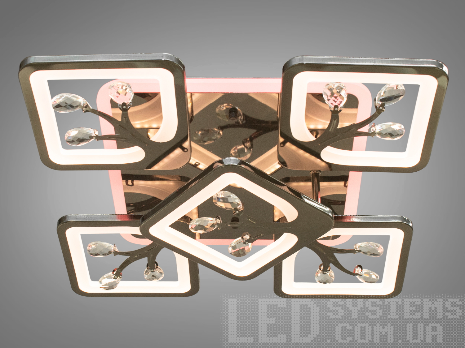 Сучасна Лед люстра в спальню з диммером, з LED підсвічуванням, з пультом підходить на площу приміщення приблизно 24 кв.м.
Світлодіодна люстра має кілька режимів: холодний 6400К, нейтральний 4500К, теплий 2700К, кольорове підсвічування, суміщений режим &ndash; будь-яке основне світло плюс будь-який колір світлодіодного підсвічування. Регулювання яскравості люстри від 5 до 100% відбувається за допомогою пульта дистанційного керування, що входить до комплекту.
Люстра світить яскраво, але не сліпить за рахунок матеріалу акрилу, до того ж цей матеріал дуже міцний його важко пошкодити. Застосовується для зали, вітальні, кухні, спальні, їдальні, дитячої, оскільки відсутні елементи, що б'ються. Універсальне кріплення підходить для підвісних, натяжних та звичайних стель.