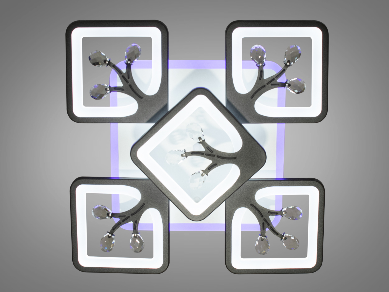 Стильна LED люстра в спальню з димером, з пультом, з підсвічуванням LED підходить на площу приміщення приблизно 12кв.м. Застосовується також для зали, вітальні, кухні, спальні, їдальні, дитячої, оскільки відсутні елементи, що б'ються. Люстра світить яскраво, але не сліпить за рахунок матеріалу &ndash; акрилу, до того ж цей матеріал дуже міцний &ndash; його важко зашкодити.
Світлодіодна люстра має кілька режимів: холодний 6000К, нейтральний 4100К, теплий 3200К, кольорове підсвічування, суміщений режим &ndash; будь-яке основне світло плюс будь-який колір світлодіодного підсвічування. Регулювання яскравості люстри від 5 до 100% відбувається за допомогою пульта дистанційного керування, що входить до комплекту.
Універсальне кріплення на монтажну планку підходить для підвісних, натяжних та звичайних стель.