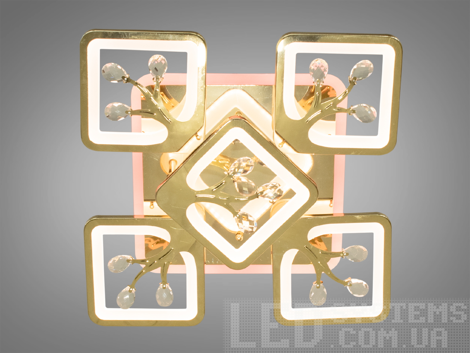 Стельова світлодіодна люстра на кухню з пультом, з диммером, з LED підсвічуванням підходить на площу приміщення приблизно 14кв.м.
Світлодіодна люстра має кілька режимів: холодний 6000К, нейтральний 4100К, теплий 3200К, кольорове підсвічування, суміщений режим &ndash; будь-яке основне світло плюс будь-який колір світлодіодного підсвічування. Регулювання яскравості люстри від 5 до 100% відбувається за допомогою пульта дистанційного керування, що входить до комплекту.
Люстра світить яскраво, але не сліпить за рахунок матеріалу &ndash; акрилу, до того ж цей матеріал дуже міцний &ndash; його важко зашкодити. Застосовується для невеликого залу, вітальні, кухні, спальні, їдальні, дитячої, тому що відсутні елементи, що б'ються. Кріпиться до підвісних, натяжних, звичайних стель.