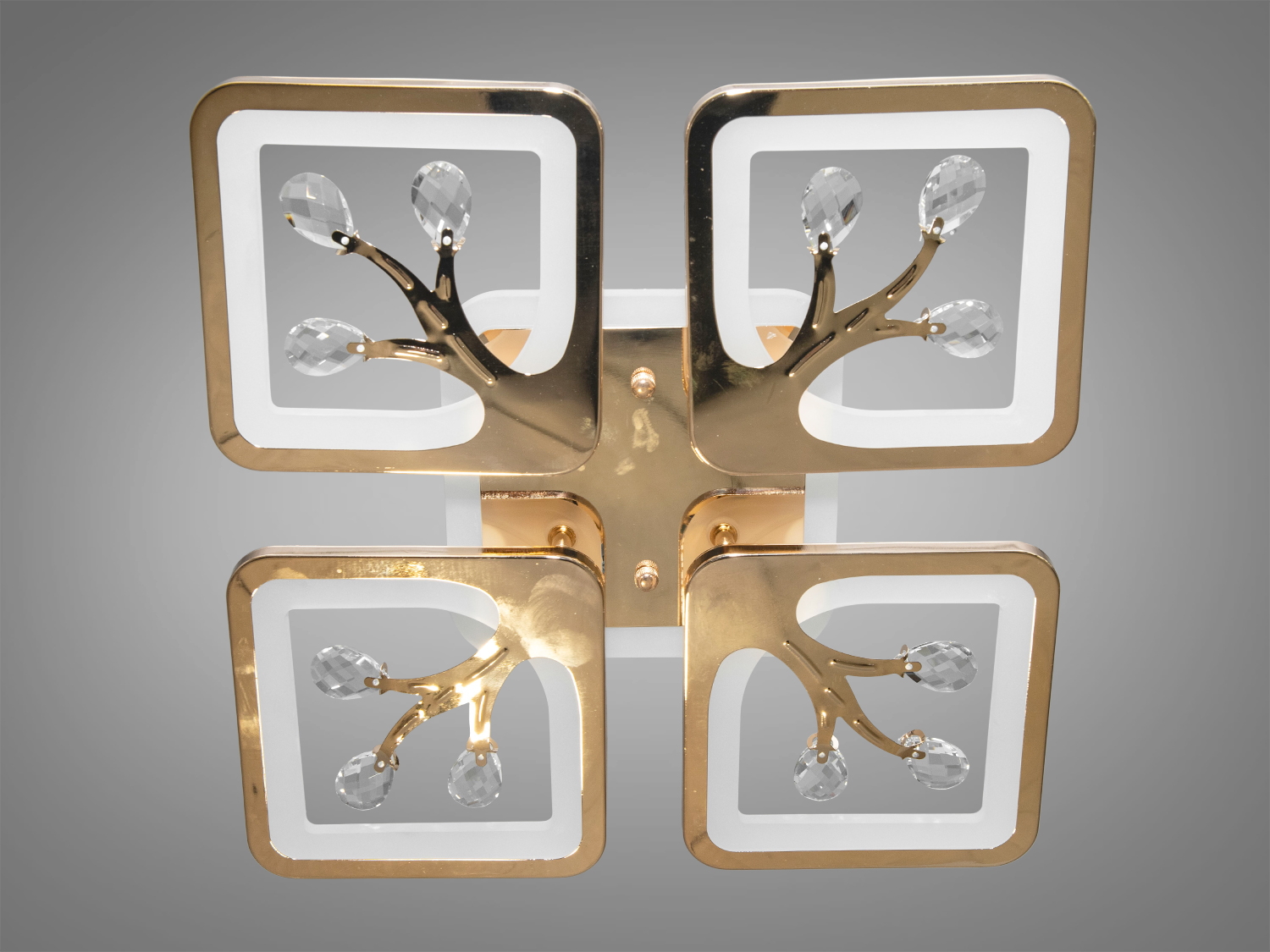 LED-люстра в передпокій з підсвічуванням з пультом, з LED підсвічуванням, з димером підходить на площу приміщення приблизно 12кв.м.
Світлодіодна люстра має кілька режимів: холодний 6000К, нейтральний 4100К, теплий 3200К, включення-вимикання, кольорове підсвічування. Люстра має електронний димер, що дозволяє регулювати яскравість люстри від 5% до 100% за допомогою пульта, що входить до комплекту.
Люстра світить яскраво, але не сліпить рахунок матеріалу - акрилу, до того ж цей матеріал дуже міцний - його важко пошкодити. Підходить для зали, вітальні, дитячої, спальні. Ще однією незаперечною перевагою цієї світлодіодної люстри для дитячої кімнати є відсутність скляних елементів.
Кріпиться до підвісних, натяжних і звичайних стель.