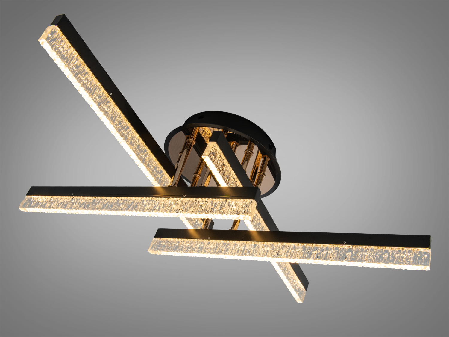 Світлодіодна люстра 42Вт з трьома перехрещеними панелями для кімнат до 7 м² чорного кольору з мінімалістичним дизайном і накладним монтажем.