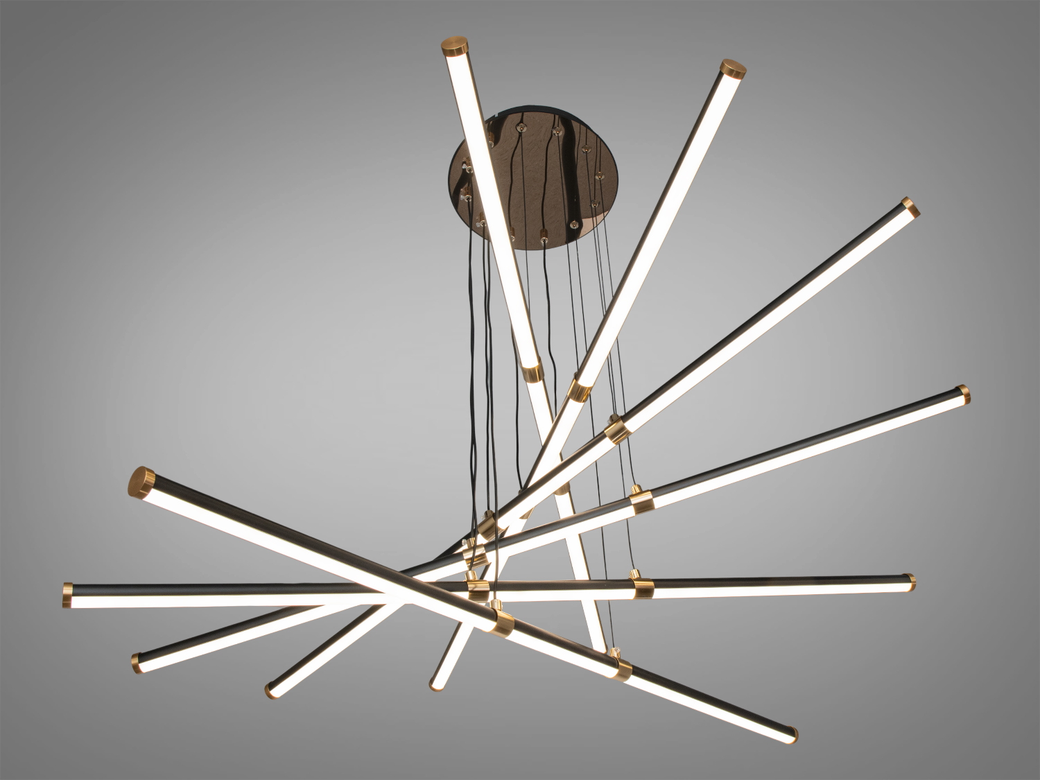 Світлодіодна люстра чорного кольору з металевими трубками асиметричної форми для сучасних просторів та інтер′єрів.