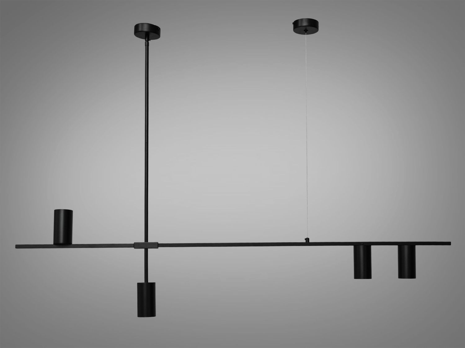 Стильна люстра в квартиру-студію в стилі Loft застосовується в будинках, квартирах, квартирах-студіях, сучасних офісах, арт-просторах, коворкінгах, лофт-інтер'єрах, кафе, ресторанах, в сучасних громадських харчуваннях, а також для галерей, художніх ательє. Ця люстра стане ефектним акцентом у різних приміщеннях, де цінують сучасність, креативність та вишуканий дизайн.
Її унікальний вигляд складається з двох трубок, з'єднаних хрест-навхрест зі зміщенням. Центральна частина люстри, де кріпиться до стельової основи, має один цоколь для лампи. Це створює певний центральний пункт світла. На паралельній трубці, розташованій горизонтально до землі, розташовано три цоколі для ламп. Два з боку підвісу та одна з боку з'єднання двох трубок.
Люстра розрахована на 4 лампи стандарту MR16 з цоколем GU10, що дозволяє створити інтенсивне та ефективне освітлення. Її можна легко адаптувати до створення різноманітних атмосфер у приміщенні з допомогою вибору типу ламп. Кріпиться до стелі будь-якого типу універсальним кріпленням на монтажну планку.
Лампи до комплекту не входять.