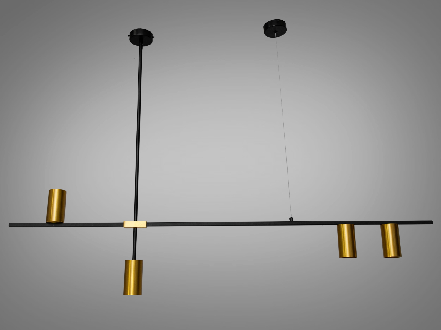 Сучасна люстра в кафе в стилі Loft застосовується в будинках, квартирах, квартирах-студіях, сучасних офісах, арт-просторах, коворкінгах, лофт-інтер'єрах, кафе, ресторанах, в сучасних громадських харчуваннях, а також для галерей, художніх ательє. Ця люстра стане ефектним акцентом у різних приміщеннях, де цінують сучасність, креативність та вишуканий дизайн.
Її унікальний вигляд складається з двох трубок, з'єднаних хрест-навхрест зі зміщенням. Центральна частина люстри, де кріпиться до стельової основи, має один цоколь для лампи. Це створює певний центральний пункт світла. На паралельній трубці, розташованій горизонтально до землі, розташовано три цоколі для ламп. Два з боку підвісу та одна з боку з'єднання двох трубок.
Люстра розрахована на 4 лампи стандарту MR16 з цоколем GU10, що дозволяє створити інтенсивне та ефективне освітлення. Її можна легко адаптувати до створення різноманітних атмосфер у приміщенні з допомогою вибору типу ламп. Кріпиться до стелі будь-якого типу універсальним кріпленням на монтажну планку.
Лампи до комплекту не входять.