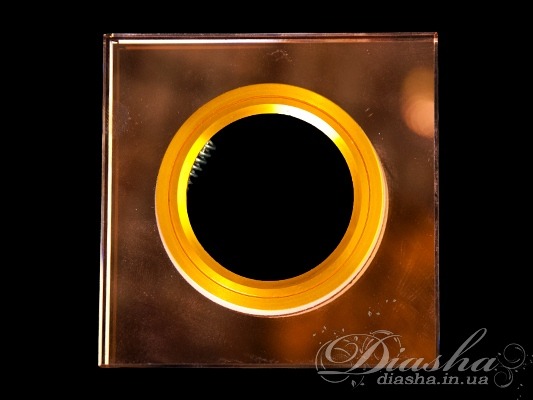 Нова серія точкових світильників від ТМ &laquo;Діаша&raquo; дозволить зробити вашу квартиру чи офісне приміщення стильними та сучасними. Ці світильники ідеально підходять для світлодіодних ламп, які забезпечують найкращі параметри освітленості та енергозбереження, даючи дизайнеру інтер'єру можливість для креативу. Точкова врізка - це спеціальний вбудований світильник, який використовується для направленого або загального підсвічування певних ділянок вашої квартири чи офісного приміщення.
Зазвичай точкові світильники призначаються для підвісних стель і для підсвічування різних ніш або робочої поверхні. Конструктивно точковий світильник складається з двох частин: видимої - декоративної та вбудованої - функціональної. Функціональна частина світильників складається з каркаса, куди вставляється джерело світла та кріпиться декоративна частина, а також затискачів, які призначені для кріплення світильника до стелі. Різноманітність декоративної частини точкових світильників дозволяє зробити Ваш інтер'єр неповторним. Головні якості сучасних точкових світильників - це рівномірне освітлення всього приміщення з можливістю акцентування необхідних деталей інтер'єру.
Їх можна застосовувати на кухні, у ванній кімнаті, для освітлення сходів і у житлових кімнатах. При рівномірному розподілі різних джерел світла (наприклад: люстра в центрі кімнати + точкові світильники по краю стелі) ви можете досягти ефекту відсутності тіні та зорово збільшити простір кімнати. Куди б ви не подивилися, точкові світильники будуть освітлювати простір перед вами та всі предмети, які вас оточують.
Нові іскристі кольори вносять нотку свята в будь-який інтер'єр. Блиск бенгальських вогнів, дороге витримане шампанське, бризки Чорноморських хвиль і зоряний дощ у середині літа - все це ми змогли втілити в новій колірній гамі точкових світильників ТМ 