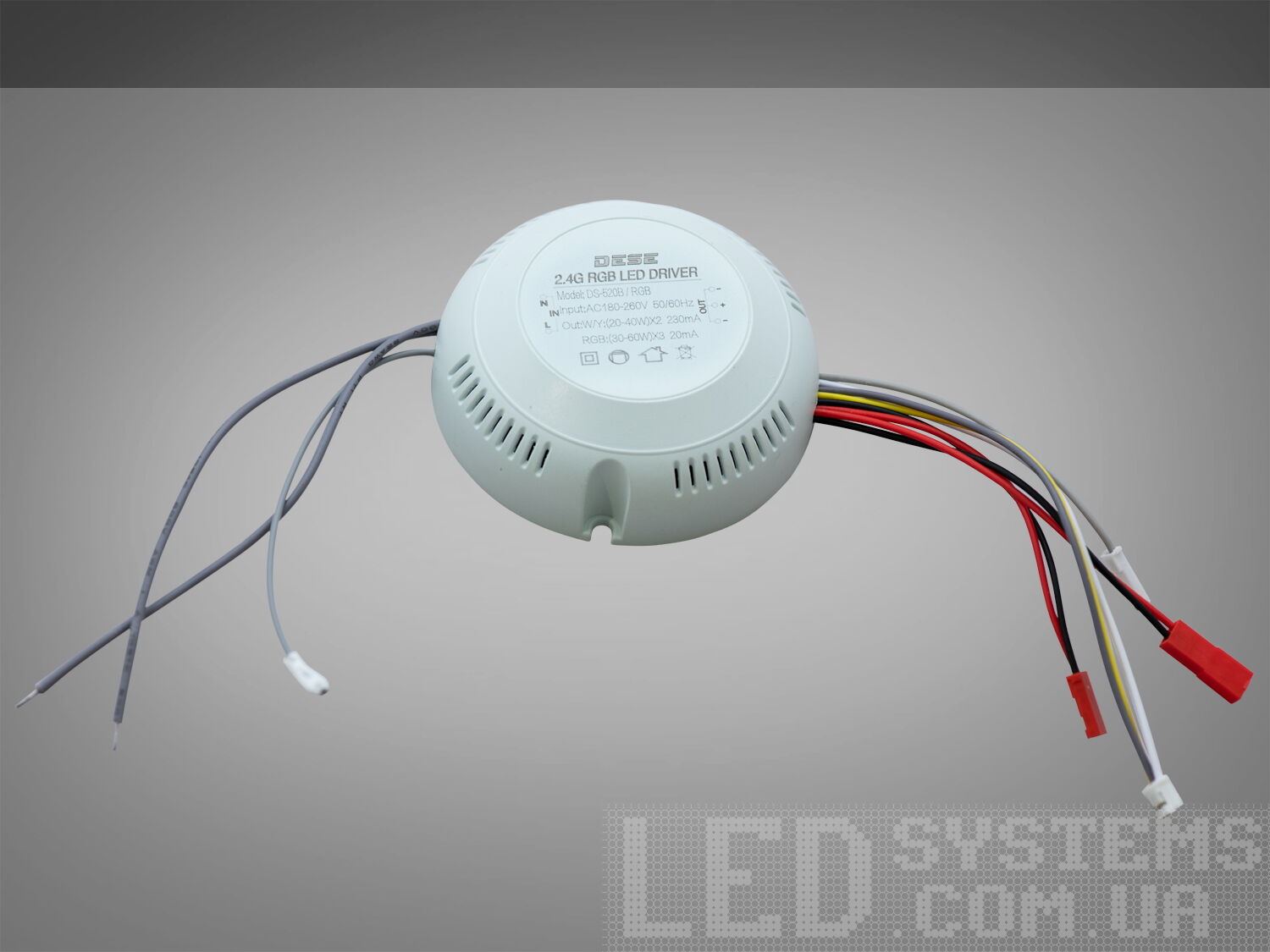 Універсальний комплект для переобладнання світлодіодних люстр.
Блок приймача пульта встановлюється місце рідного блоку живлення світлодіодної люстри. Цей комплект може бути використаний на люстрах з робочим струмом світлодіодних модулів від 210 до 300 мА. Діммер має 2 вихідні канали для підключення до стандартної світлодіодної люстри, схема підключення 