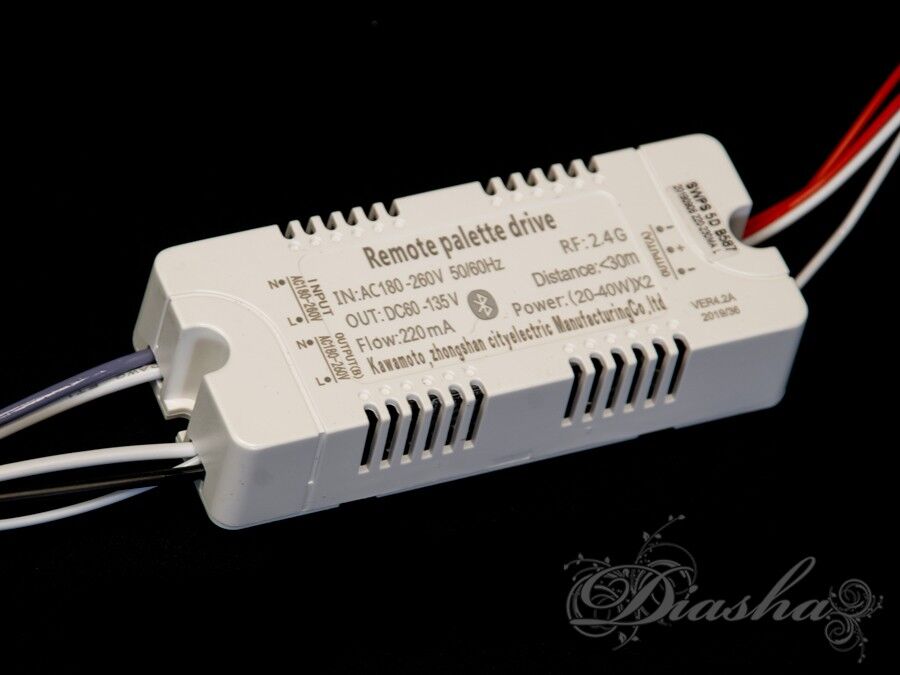 Універсальний комплект для переобладнання світлодіодних люстр.

Блок приймача пульта встановлюється місце рідного блоку живлення світлодіодної люстри. Цей комплект може бути використаний на люстрах з робочим струмом світлодіодних модулів від 210 до 300 мА. Діммер має 2 вихідні канали для підключення до стандартної світлодіодної люстри, схема підключення 