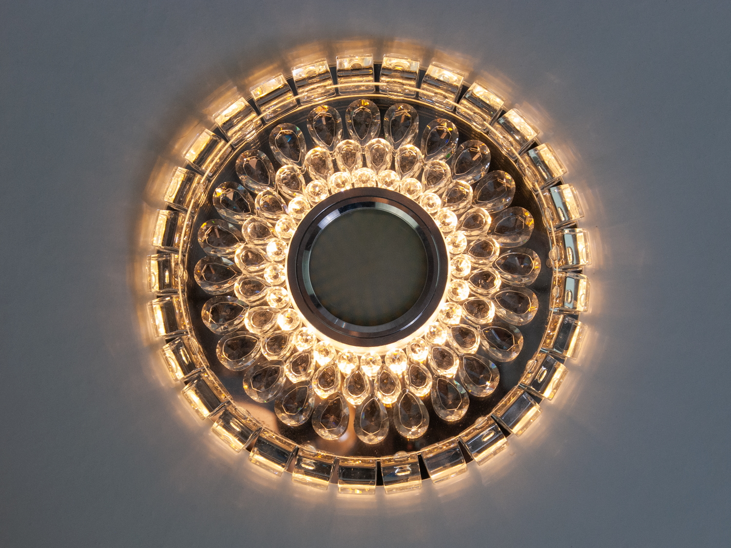 &nbsp;&nbsp;&nbsp;Точкові світильники прості та легкі в установці, тому їх монтування не займе багато часу та праці. Вони запросто можуть змінити простір приміщення. Якщо точкові світильники встановити по периметру стелі, то він буде здаватися вище, а сама кімната - набагато більше. Прийміть це як керівництво до дії. І тоді ці кришталеві точкові світильники будуть здатні забезпечити Вам комфорт саме на тому рівні, якого Ви так довго чекали. Для оптових покупців відпускається лише ящиками по 50 шт. &nbsp;&nbsp;&nbsp;Лампа і трансформатор в комплект не входять.