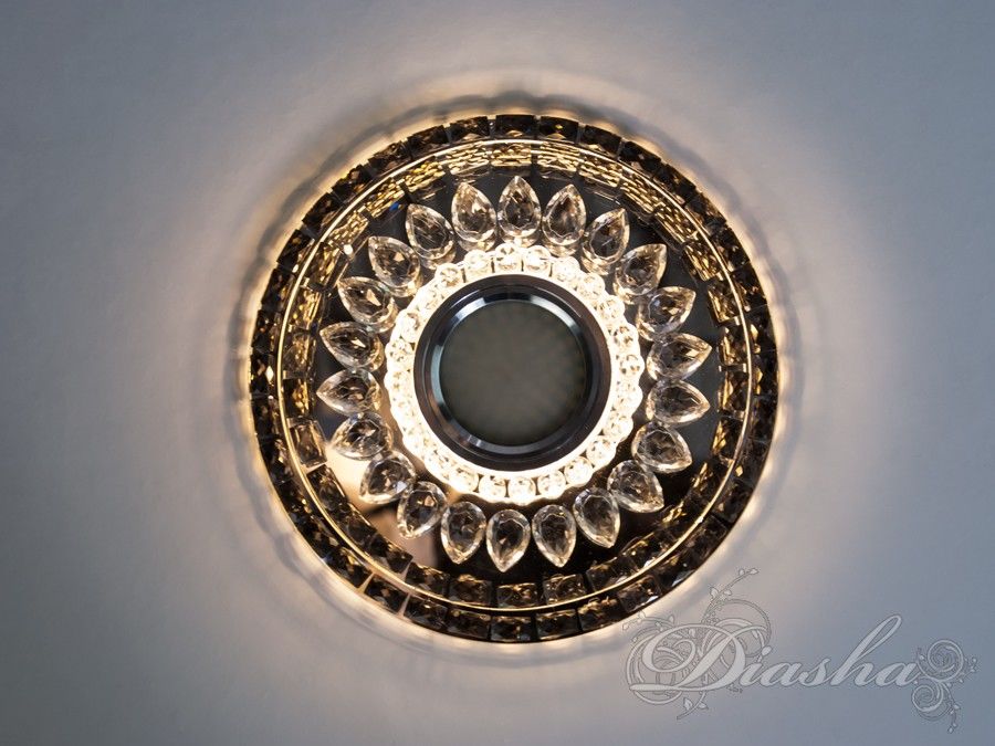 &nbsp;&nbsp;&nbsp;Точкові світильники прості та легкі в установці, тому їх монтування не займе багато часу та праці. Вони запросто можуть змінити простір приміщення. Якщо точкові світильники встановити по периметру стелі, то він буде здаватися вище, а сама кімната - набагато більше. Прийміть це як керівництво до дії. І тоді ці кришталеві точкові світильники будуть здатні забезпечити Вам комфорт саме на тому рівні, якого Ви так довго чекали. Для оптових покупців відпускається лише ящиками по 50 шт. &nbsp;&nbsp;&nbsp;Лампа і трансформатор в комплект не входять.