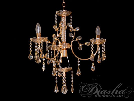 Кришталеві люстри ніколи не вийдуть з моди. Вони завжди будуть центральною прикрасою будь-якого приміщення. Чарівність ніжних кришталевих гілок і дивовижних підвісок кольору &laquo;шампань&raquo; або прозорих, здатне підкорити будь-яке серце. Великою перевагою цієї люстри є підвісний ланцюг, який можна самостійно регулювати по висоті. Значить, нашим покупцям не варто турбуватися через низькі стелі у квартирі. Її доступна ціна також грає важливу роль. 
Крім усього іншого, в цій люстрі можна використовувати різні типи ламп, на Ваш розсуд - лампу розжарювання, економку або світлодіодну лампу. 
Урочиста і чудова кришталева люстра сама по собі є прикрасою і може облагородити будь-який, навіть самий звичайний, інтер'єр, вона принесе у Ваш будинок не тільки якісне освітлення, а й чудовий настрій, феєрію свята, розкоші і задоволення.