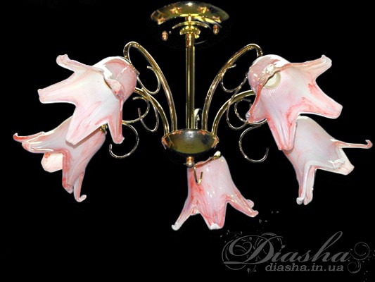 Мабуть, важко заперечити той факт, що від грамотно підібраній люстри залежить загальний колорит приміщення. Тому ми з великим задоволенням представляємо Вам цю розкішну кришталеву класичну люстру, здатну прикрасити і перетворити будь-яке приміщення. Це може бути Ваша нова квартира або заміський особняк, елітний ресторан або фешенебельний готель.
 Її вишуканий дизайн підкреслює така цікава деталь, як оксамитовий чохол на ланцюг. І тепер Ви самостійно зможете вирішувати, як буде виглядати люстра у Вашому інтер'єрі: класично - з граціозним ланцюгом, або благородно - з ланцюгом в оксамитовому чохлі. 
До того ж, в нашому магазині Ви легко зможете підібрати до неї аналогічне бра на 1 або 2 лампи і тоді освітлення всього будинку буде витримано в одному стилі. Є ще один важливий нюанс - це можливість використання будь-якого типу ламп, тобто це можуть бути і звичні лампи розжарювання, і компактні люмінесцентні лампи &laquo;економки&raquo;, і сучасні надекономні&nbsp; світлодіодні лампи на патрон Е14. 
Елегантна, урочиста, манлива сяючим блиском благородного кришталю люстра. Люстра з легким, спокійним світлом, передавальним ні з чим не порівнянні відчуття затишку, чистоти і принади весняного настрою.