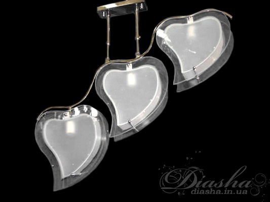 Класична люстра на три лампи-сердечка &ndash; як приверне вона романтичні натури. Любі дівчата, ця люстра начебто створена для Вас. А як здатна вона прикрасити затишну спальню молодят. Або романтичне кафе або готель у мальовничому місці. Всім, хто молодий душею і не втратив юнацькі мрії, призначається ця супер-унікальна люстра. Її доступна ціна дозволить не турбуватися через зайви витрати, а прекрасна можливість використовувати різний тип ламп, надана творцями цієї люстри, зміцнить Вас у Вашому виборі. Лампа розжарювання, економка, або світлодіодна лампа на патрон E14 - вибір за Вами.