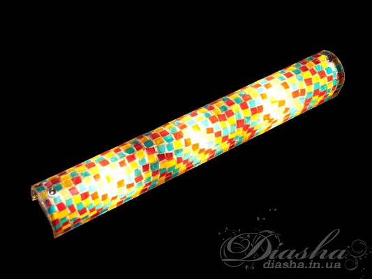 Як барвисто і незвично виглядет цей вітражний світильник. Це сонячне підсвічування відразу ж виділяють його серед інших. Даний світильник буде вельми до речі в невеликих приміщеннях, таких як коридор, тамбур, лоджія, санвузол. Можна порекомендувати його і як підсвічування над дзеркалом у ванній кімнаті або передпокою. Вдала форма цього плафона дозволяє використовувати його в тих місцях, де на світильник може потрапити вода. При цьому, велика частина бризок просто скотиться з плафона, а якщо трохи води і потрапить всередину, то вона не буде накопичуватися, а просто спокійно витече з світильника.