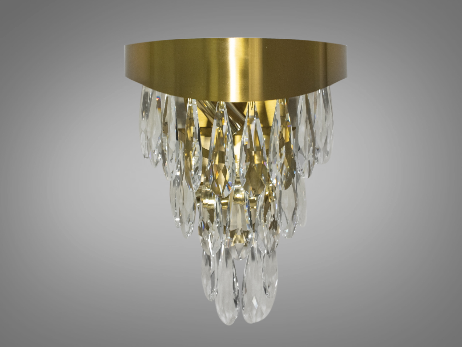 Стильний настінний світильник у вітальню, спальню, для залу або коридор під класичну лампу, світлодіодну або економку.
Нові настінні світильники виконані в класичному стилі та розраховані на 2 лампи з цоколем Е14.
Сучасні класичні бра добре доповнять не лише класичні інтер'єри, а й сучасні.
Завдяки універсальному кріпленню на монтажну планку кріпиться до поверхонь стін будь-якого типу.