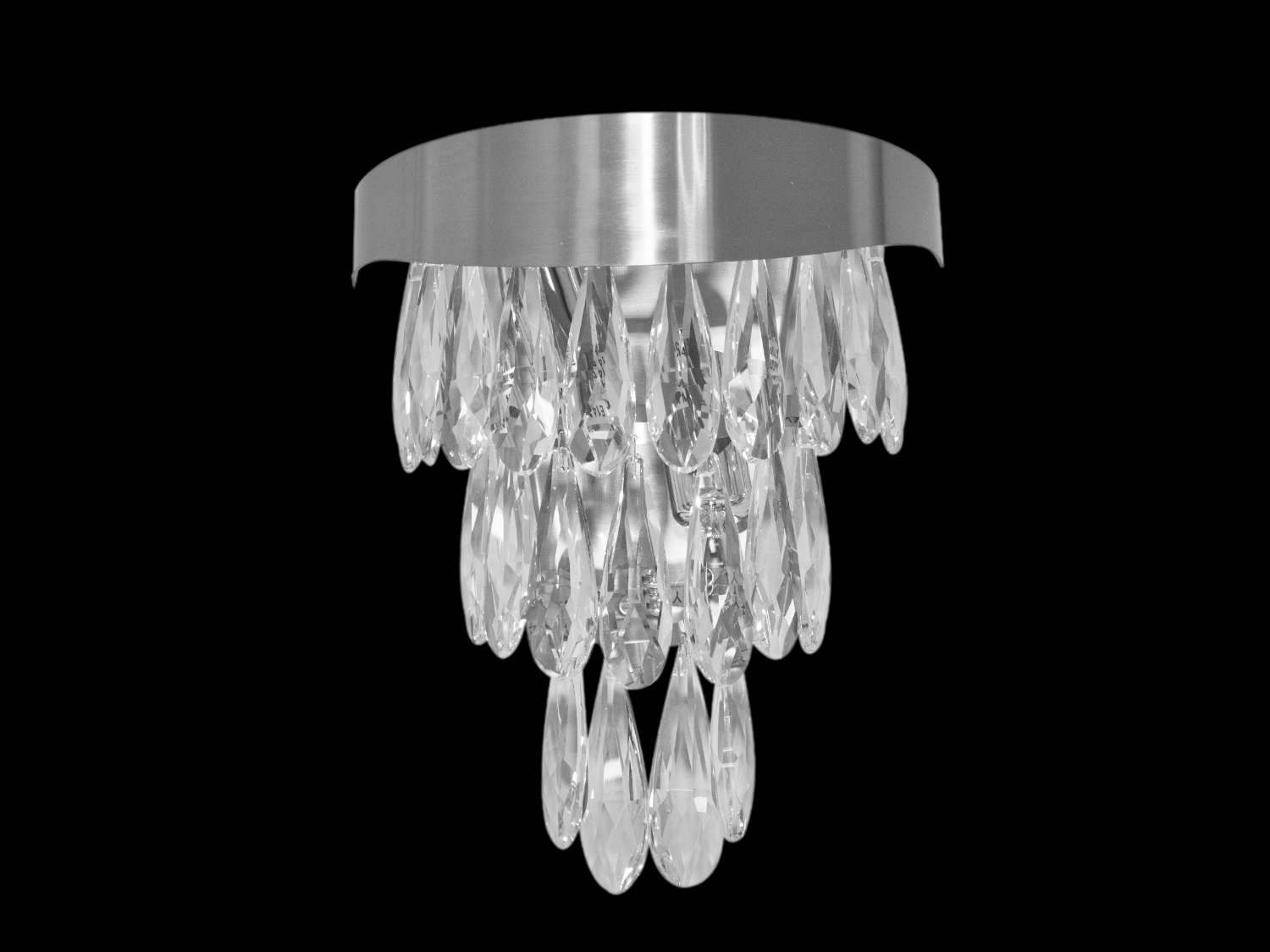 Настінний стильний світильник-бра для зали, у вітальню, спальню або коридор під класичну лампу, світлодіодну або економку.
Нові настінні світильники виконані в класичному стилі та розраховані на 2 лампи з цоколем Е14.
Сучасні класичні бра добре доповнять не лише класичні інтер'єри, а й сучасні.
Завдяки універсальному кріпленню на монтажну планку кріпиться до поверхонь стін будь-якого типу.