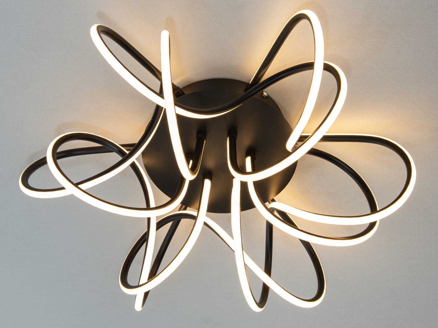 Потолочна LED люстра Diasha WG5097ABK-BP з чорним металевим корпусом та вигнутими світлодіодними трубками для сучасних інтер’єрів.