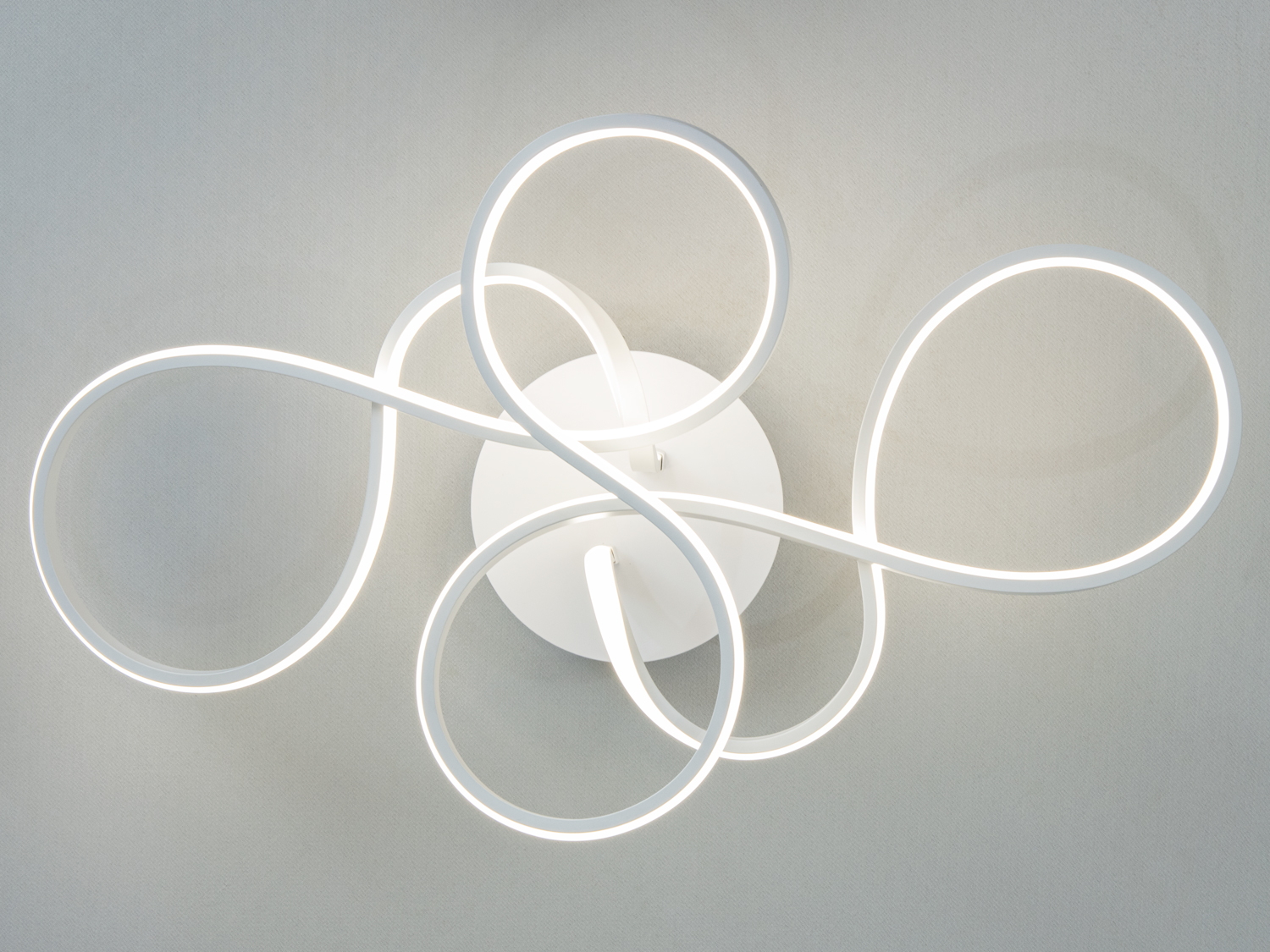 Стильна біла LED люстра Diasha WG5099 з сучасним дизайном і потужністю 65 Вт. Ідеально підходить для сучасних інтер′єрів та просторих кімнат.