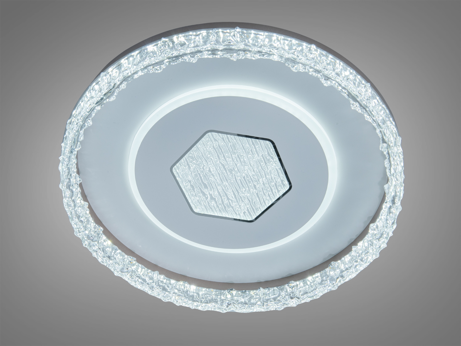 Потолочна світлодіодна люстра Diasha WG5157AWH-LS біла з шестикутним центром і прозорим обрамленням, ідеальна для сучасних інтер’єрів.