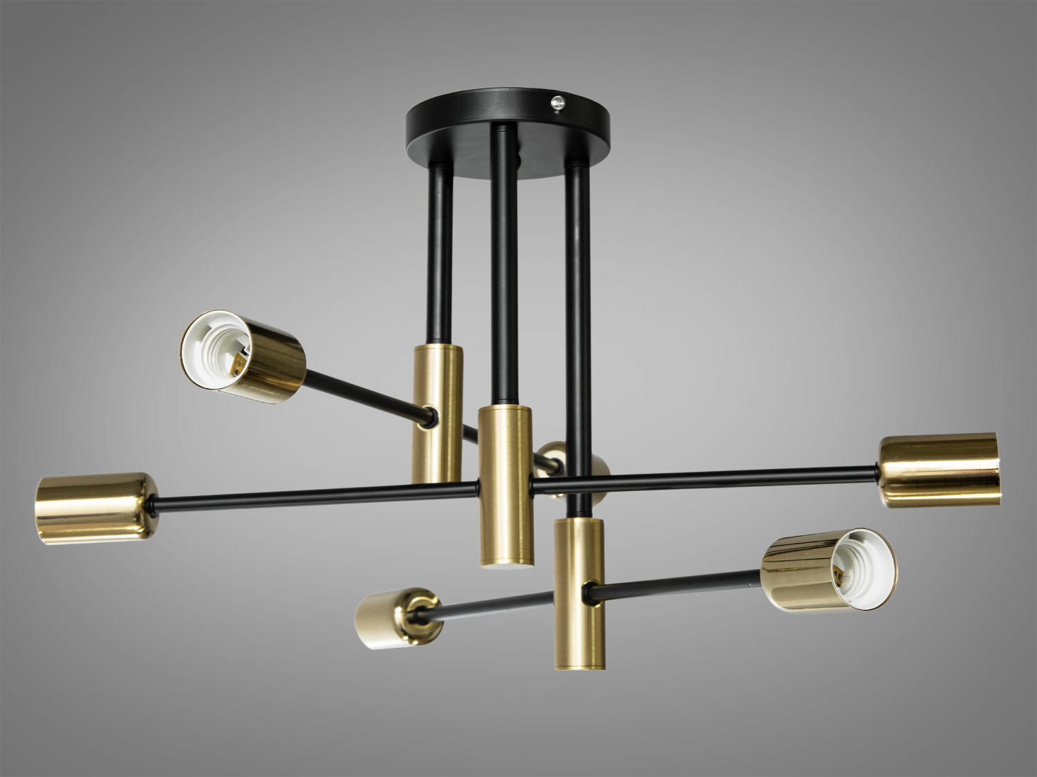 Стильна люстра в коридор стилі Loft застосовується в будинках, квартирах, квартирах-студіях, сучасних офісах, арт-просторах, коворкінгах, лофт-інтер'єрах, кафе, ресторанах, в сучасних громадських харчуваннях, а також для галерей, художніх ательє. Ця люстра стане ефектним акцентом у різних приміщеннях, де цінують сучасність, креативність та вишуканий дизайн.
Стиль &laquo;Лофт&raquo; зараз дуже популярний, його люблять як творчі особистості, так і вельми практичні люди, які віддають перевагу комфорту та простоті в інтер'єрі.
Люстра спеціально розроблена під світлодіодні лампи стандарту G45 із цоколем Е27. Кріпиться до стелі будь-якого типу універсальним кріпленням на монтажну планку.
Лампи до комплекту не входять.