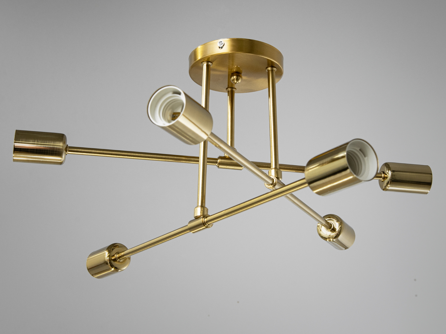 Люстра в передпокій в сучасному стилі Loft застосовується в будинках, квартирах, квартирах-студіях, сучасних офісах, арт-просторах, коворкінгах, лофт-інтер'єрах, кафе, ресторанах, в сучасних громадських харчуваннях, а також для галерей, художніх ательє. Ця люстра стане ефектним акцентом у різних приміщеннях, де цінують сучасність, креативність та вишуканий дизайн.
Стиль &laquo;Лофт&raquo; зараз дуже популярний, його люблять як творчі особистості, так і вельми практичні люди, які віддають перевагу комфорту та простоті в інтер'єрі.
Люстра спеціально розроблена під світлодіодні лампи стандарту G45 із цоколем Е27. Кріпиться до стелі будь-якого типу універсальним кріпленням на монтажну планку.
Лампи до комплекту не входять.