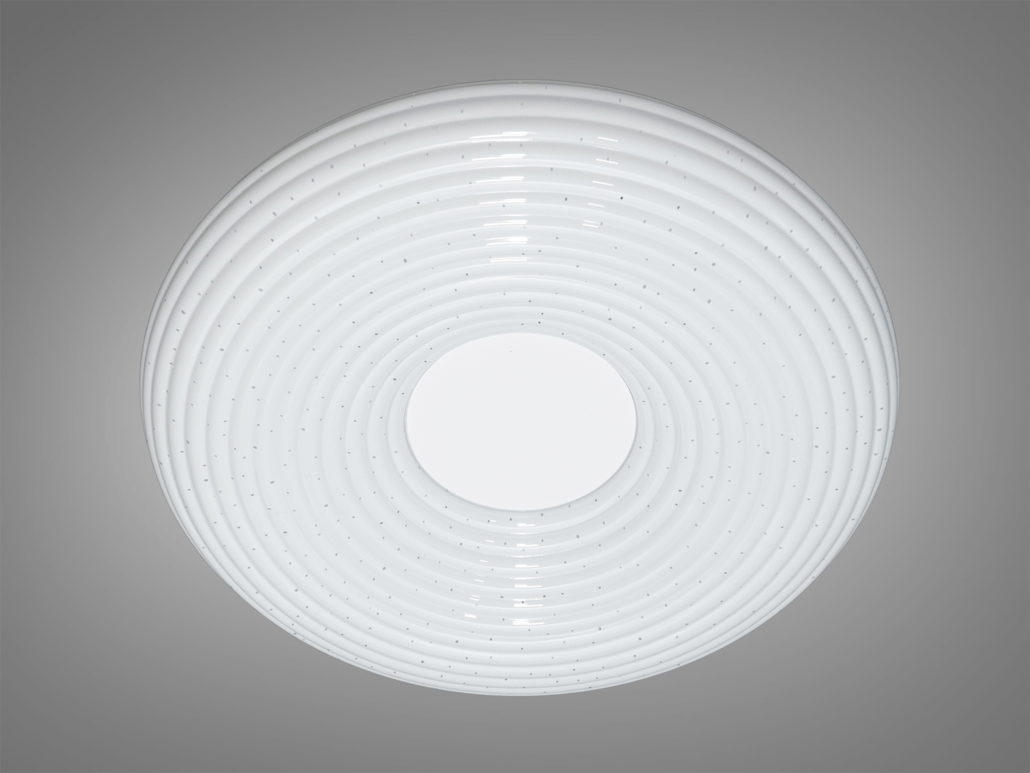 Кругла стельова люстра-таблетка у ванну без пульта також застосовується для залу, вітальні, кухні, спальні, їдальні, дитячої, тому що відсутні елементи, що б'ються.
LED люстра виготовлена ​​з міцного акрилу, який служить одночасно корпусом та розсіювачем, гарантуючи рівномірне та приємне світло без сліпучих ефектів. Цей матеріал забезпечує довговічність та стійкість світильника до механічних пошкоджень.
Три режими світла &ndash; теплий 3200К, холодний 6000К та нейтральний 4100К &ndash; легко перемикаються за допомогою звичайного вимикача, дозволяючи вам налаштувати освітлення під будь-який настрій та ситуацію.
Універсальне кріплення на монтажну планку підходить для стель будь-якого типу.