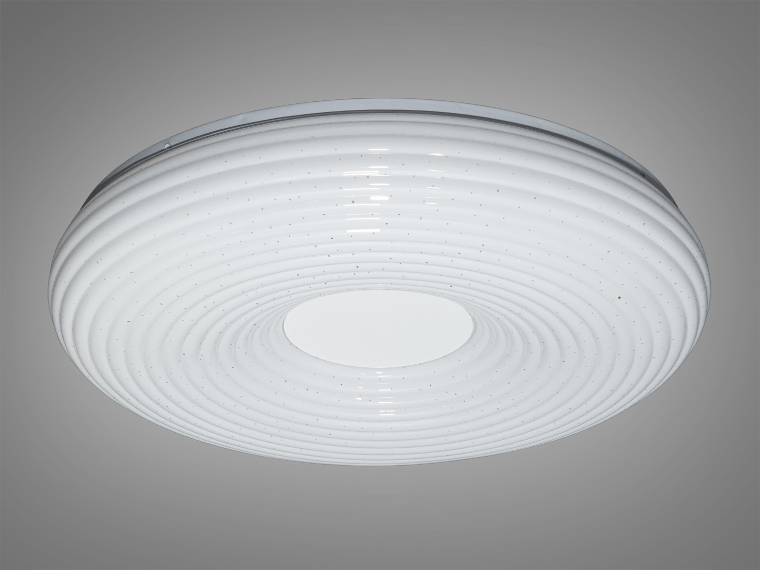 Сучасна світлодіодна смарт люстра в спальню без пульта також застосовується для зали, вітальні, кухні, спальні, їдальні, дитячої, оскільки відсутні елементи, що б'ються. Світлодіодний смарт-світильник можна застосувати в наступних стилях інтер'єру: модерн, хай-тек, скандинавський, а також у традиційніших налаштуваннях, де він внесе свіже дихання інновацій.
Люстра діаметром 500 мм є ідеальним балансом між стилем і функціональністю. Її особливістю є висока потужність 72 Вт, що забезпечує яскраве та ефективне освітлення навіть у великих приміщеннях.
LED люстра виготовлена ​​з міцного акрилу, який служить одночасно корпусом та розсіювачем, гарантуючи рівномірне та приємне світло без сліпучих ефектів. Цей матеріал забезпечує довговічність та стійкість світильника до механічних пошкоджень.
Три режими світла &ndash; теплий 3200К, холодний 6000К та нейтральний 4100К &ndash; легко перемикаються за допомогою звичайного вимикача, дозволяючи вам налаштувати освітлення під будь-який настрій та ситуацію.
Універсальне кріплення підходить для стелі будь-якого типу.