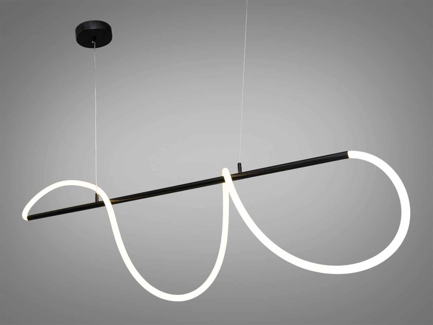 Стильна LED люстра на кухню-студію висвітлить площу приміщення приблизно 4м2. Застосовується для невеликого залу, сходового холу, вітальні, кухні, спальні, їдальні, дитячої, оскільки відсутні елементи, що б'ються.
Дана світлодіодна люстра ідеально впишеться в сучасні будинки, квартири, кафе, арт-простір, коворкінги, квеструми. Лаконічний і в той же час дуже елегантний дизайн цієї люстри підійде для цінителів мінімалізму і свободи думки в інтер'єрі.
Перемикання спектрів світіння світлодіодної плюстри здійснюється простим вимкненням-вмиканням. За рахунок регулювання шнура можна вибрати оптимальну висоту світильника.
Кріпиться до стелі будь-якого типу універсальним кріпленням на монтажну планку.