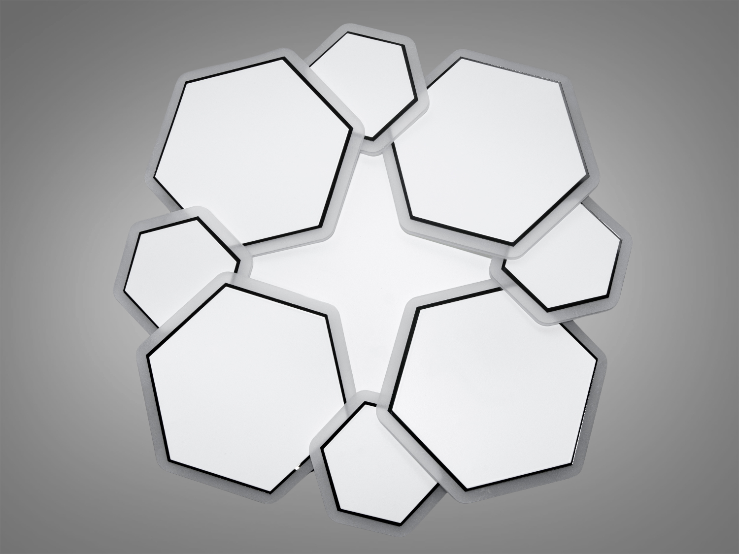 Світлодіодна панель для низьких стель із диммером підходить на площу приміщення приблизно 10 кв.м. Застосовується для коридору, передпокою, залу, вітальні, кухні, спальні, їдальні, дитячої, тому що відсутні елементи, що б'ються.
Світильник зі своїм сучасним дизайном, що нагадує мінімалістичний арт-об'єкт, одразу привертає увагу своєю унікальною світлодіодною панеллю. Він ніби складений із геометричних фрагментів світла, що зливаються в єдине ціле. М'яке сяйво, що випромінюється навколо його обрисів, надає кожному променю відчуття метафізичної теплоти та легкості, що розчиняє межі між реальним та уявним.
Світлодіодний світильник має кілька режимів: холодний 6000К, нейтральний 4100К, теплий 3200К. Регулювання яскравості люстри від 5 до 100% відбувається за допомогою пульта дистанційного керування, що входить до комплекту. Кожне включення вимикання по черзі переводить люстру за такими режимами: холодне світло, тепле світло, нейтральне світло.
Світильник світить яскраво, але не сліпить за рахунок матеріалу &ndash; акрилу, до того ж цей матеріал дуже міцний &ndash; його важко зашкодити.
Кріпиться до підвісних, натяжних, звичайних стель.
&nbsp;